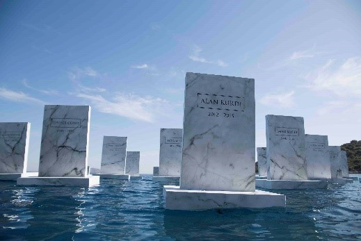 Ένα πλωτό νεκροταφείο προσφύγων στην Μεσόγειο [ΦΩΤΟΓΡΑΦΙΕΣ και ΒΙΝΤΕΟ]