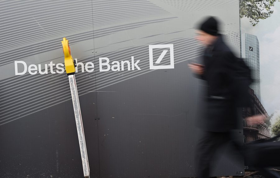 Ο οίκος Moody’s υποβάθμισε τη Deutsche Bank
