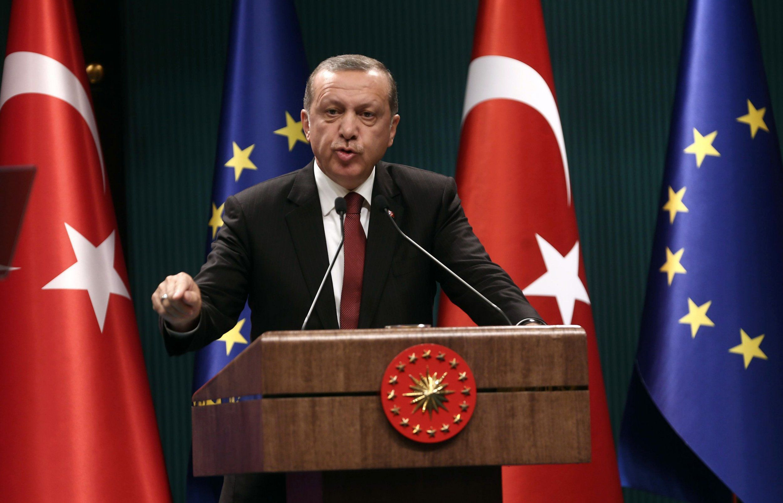 O Ερντογάν απειλεί να «παγώσει» τη συμφωνία με την Ε.Ε. για το προσφυγικό
