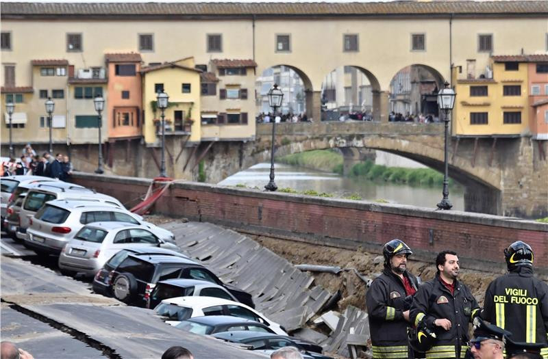 Φλωρεντία: Βούλιαξε ο δρόμος και κατάπιε τα αυτοκίνητα [ΦΩΤΟ]