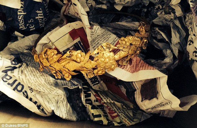 Αρχαίο ελληνικό χρυσό στεφάνι βρήκε Βρετανός… κάτω από το κρεβάτι του