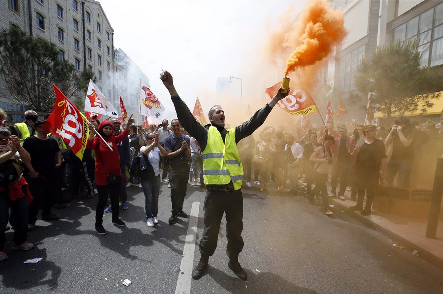Νέα εβδομάδα απεργιών στη Γαλλία για τα εργασιακά