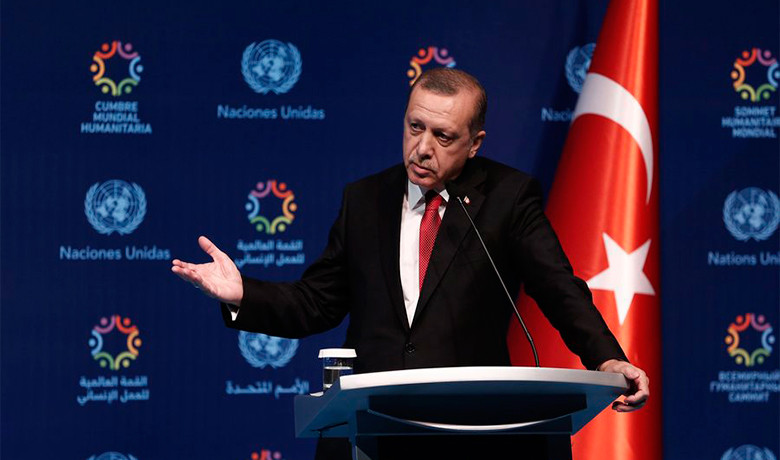 Ο Ερντογάν κατηγορεί τη Ρωσία πως προμηθεύει με όπλα το PKK