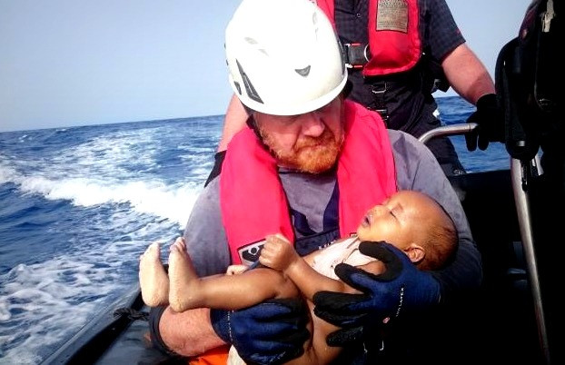 Συγκλονίζει η φωτογραφία ενός μωρού που πνίγηκε στη Μεσόγειο