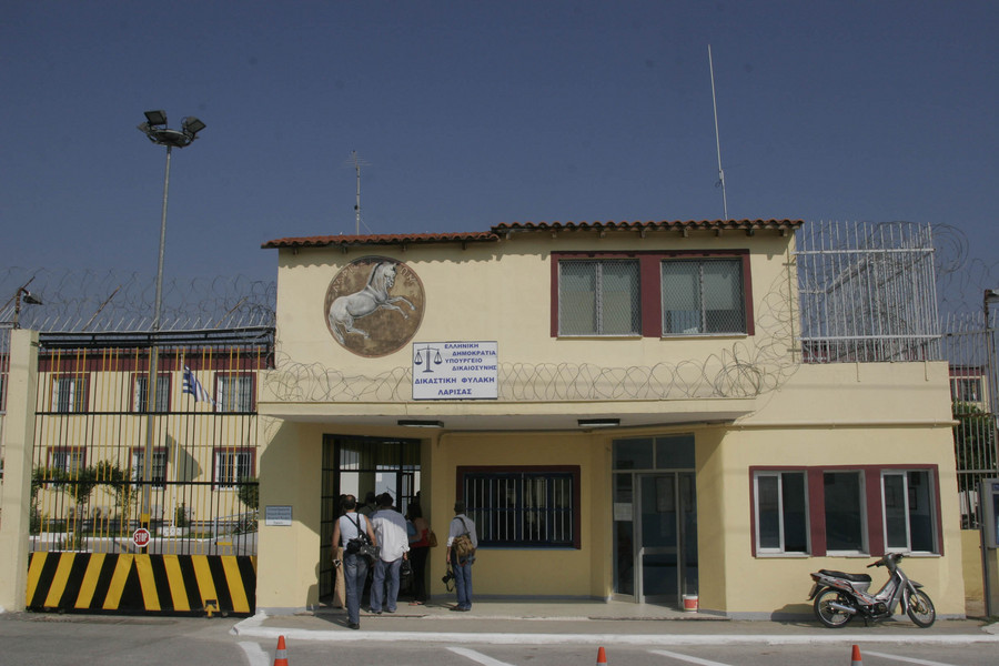 Εθελοντές καθηγητές παραδίδουν μαθήματα σε κρατούμενους – μαθητές της Λάρισας