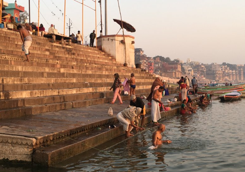 Ινδία: Nερό από τον ιερό ποταμό Γάγγη με… delivery, έταξε υπουργός