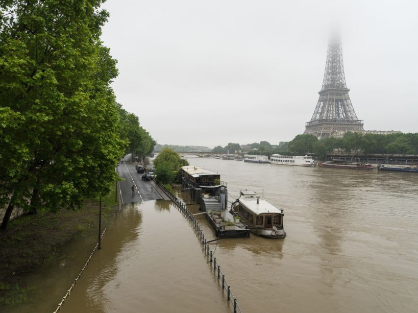 Εικόνες καταστροφής στη Γαλλία από τις πλημμύρες [Φωτογραφίες] – Μια νεκρή γυναίκα