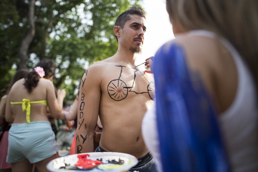 Ποδηλάτες στη Θεσσαλονίκη διαδηλώνουν με πανό… τα γυμνά τους σώματα