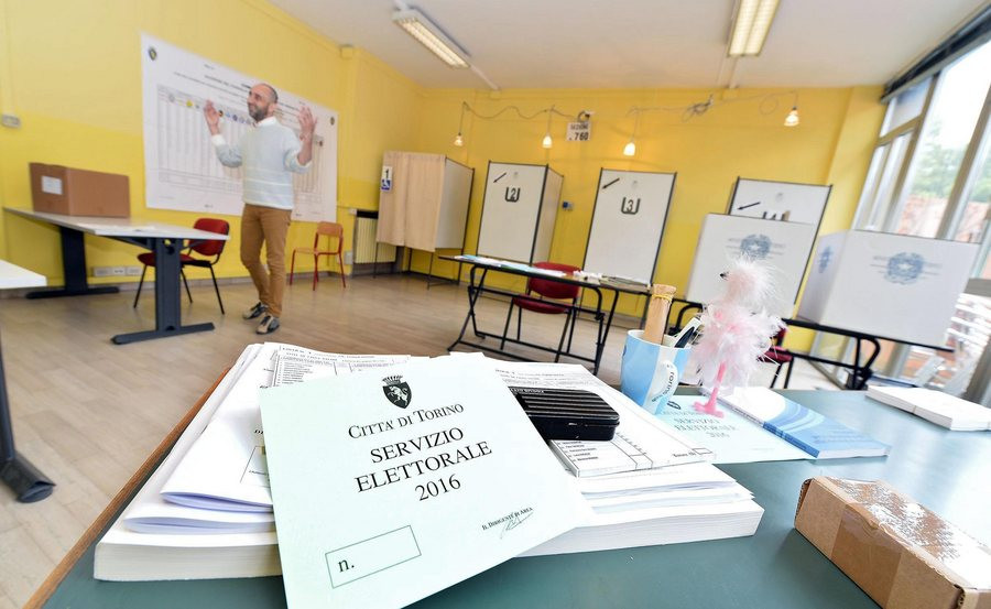 Βαρόμετρο για τον Ρέντσι οι σημερινές δημοτικές εκλογές στην Ιταλία