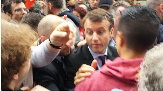 Διαδηλωτές πέταξαν αυγά στον Γάλλο υπουργό Εργασίας [ΒΙΝΤΕΟ]