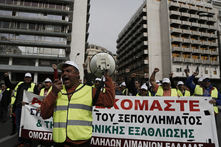 Με 48ωρες απεργίες συνεχίζουν τις κινητοποιήσεις τους οι λιμενεργάτες