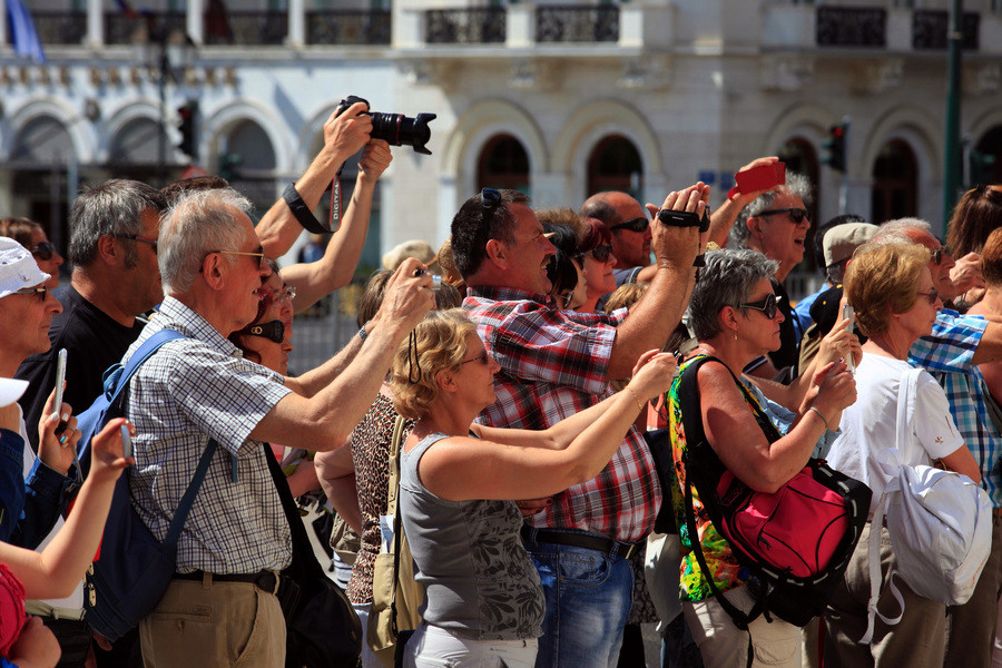 Πώς βλέπουν την Αθήνα οι τουρίστες: Πού πηγαίνουν, τί βρίσκουν ακριβό, τί ζητούν