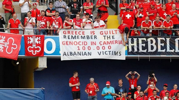 Οργή του ελληνικού ΥΠΕΞ για το πανό που σήκωσαν Αλβανοί οπαδοί για τους Τσάμηδες στο Euro