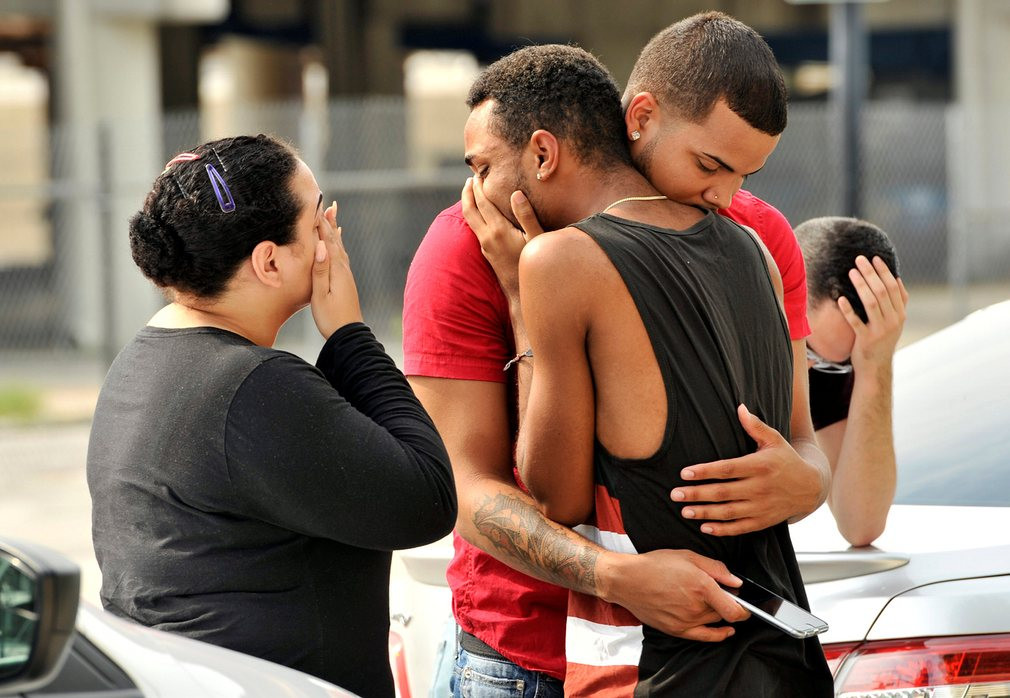 Ορλάντο: Τουλάχιστον 50 νεκροί από την επίθεση στο gay club [ΒΙΝΤΕΟ]