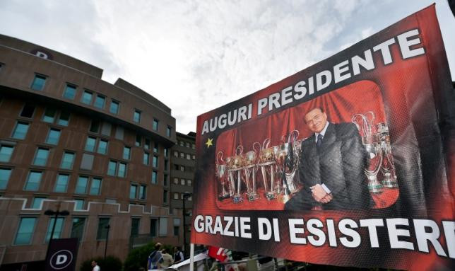 Πανό «Forza Silvio» έξω από το νοσοκομείο – «Καλά πήγε» η επέμβαση Μπερλουσκόνι