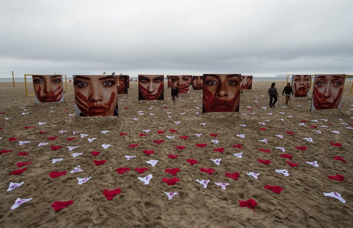 Copacabana – Μια παραλία γεμάτη ματωμένα γυναικεία εσώρουχα