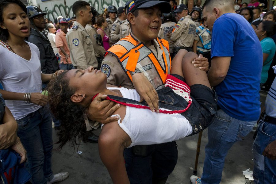 Ένας νεκρός και 400 συλλήψεις μετά από νέες λεηλασίες στη Βενεζουέλα