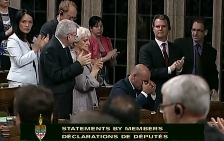 Καναδός βουλευτής ξέσπασε σε κλάματα μιλώντας για την Τζο Κοξ [ΒΙΝΤΕΟ]