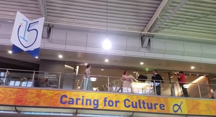 ΒΙΝΤΕΟ: Ερμηνευτές της Λυρικής τραγούδησαν οπερέτα στους ταξιδιώτες του αεροδρομίου της Αθήνας