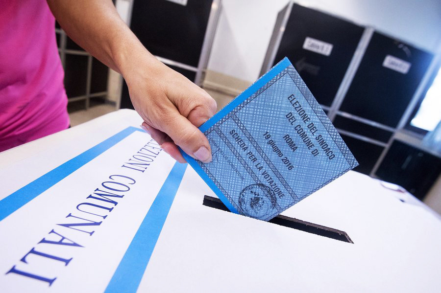 Ιταλία: Μονομαχία Ρέντσι και Γκρίλο στον δεύτερο γύρο των δημοτικών εκλογών