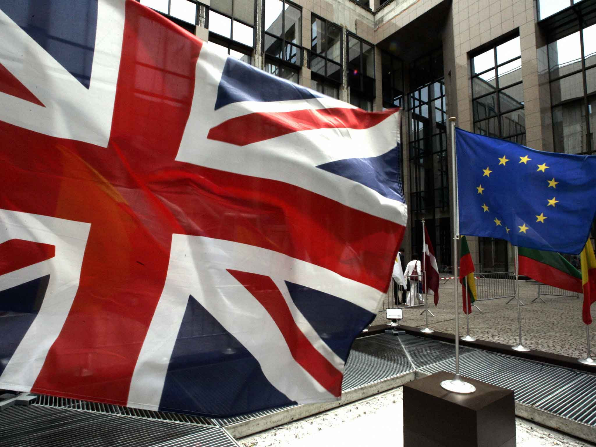 Βρετανία: Οριακό προβάδισμα υπέρ της παραμονής στην ΕΕ καταγράφουν νέες δημοσκοπήσεις