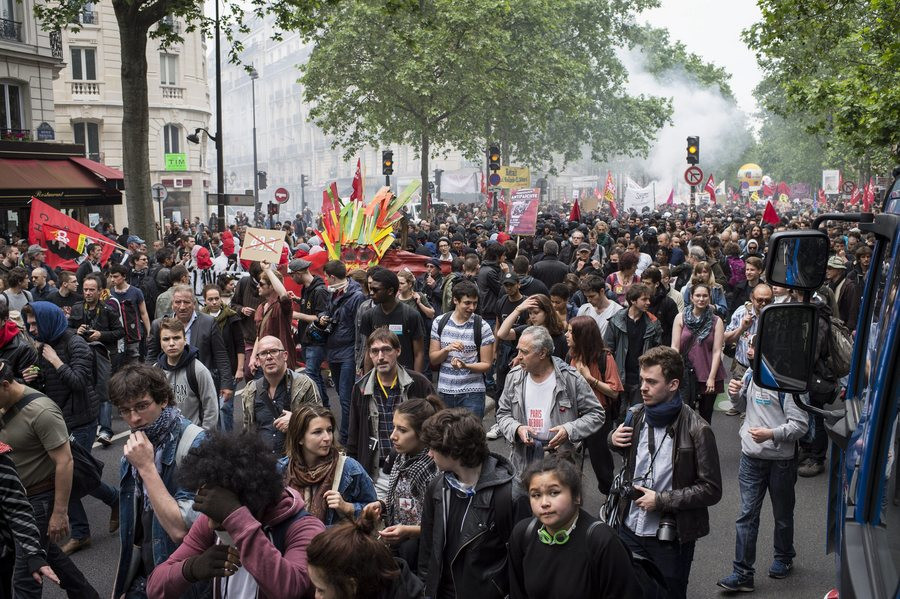 Γαλλία: Η κυβέρνηση απαγόρευσε τις διαδηλώσεις για τα εργασιακά – Τι απαντούν τα συνδικάτα