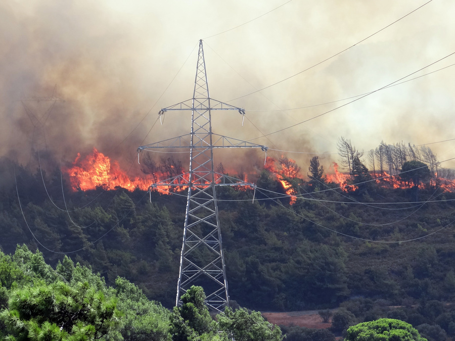 Μαίνονται πυρκαγιές σε Αρχαία Ολυμπία και Βοιωτία