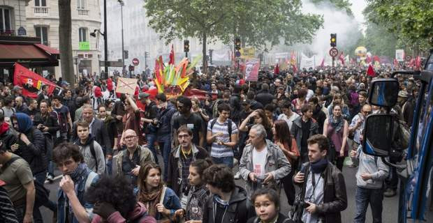 Η γαλλική κυβέρνηση επέτρεψε τελικά στα συνδικάτα να διαδηλώσουν