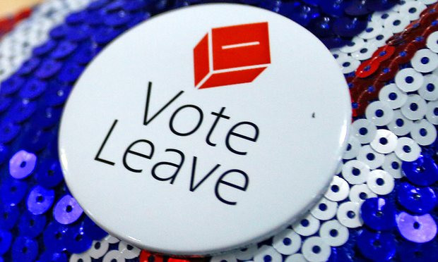 Βρετανία: Γιατί οι ψηφοφόροι του Φάρατζ πηγαίνουν στα εκλογικά τμήματα με τα δικά τους στυλό