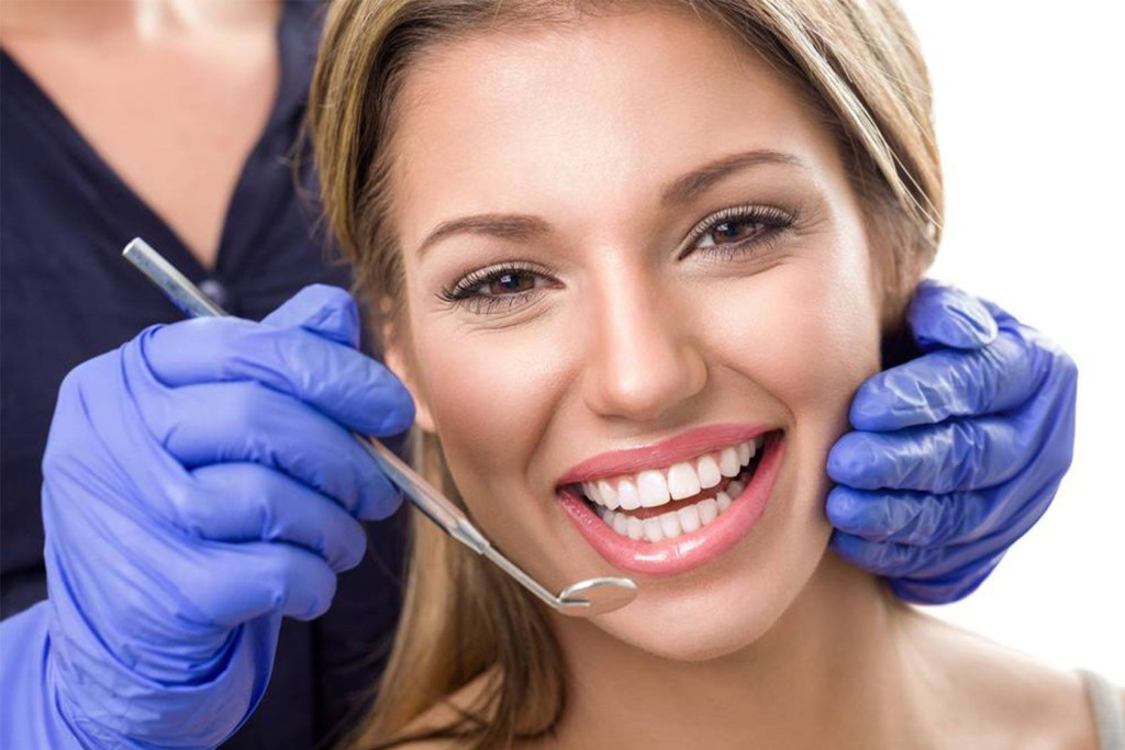 Λεύκανση δοντιών: Όλα όσα πρέπει να ξέρετε πριν την κάνετε
