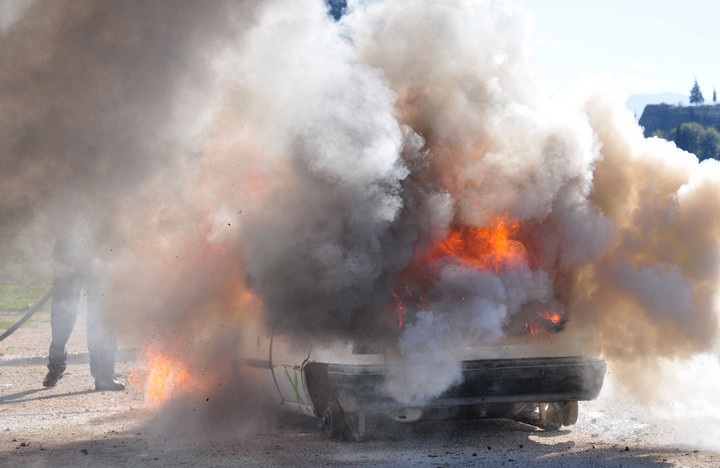 Απανθρακωμένο πτώμα δίπλα σε καμένο αυτοκίνητο στη Βάρκιζα