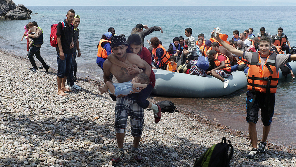 Πρόσφυγας φτάνει στη Λέσβο κουβαλώντας την τυφλή γυναίκα του και το μωρό του