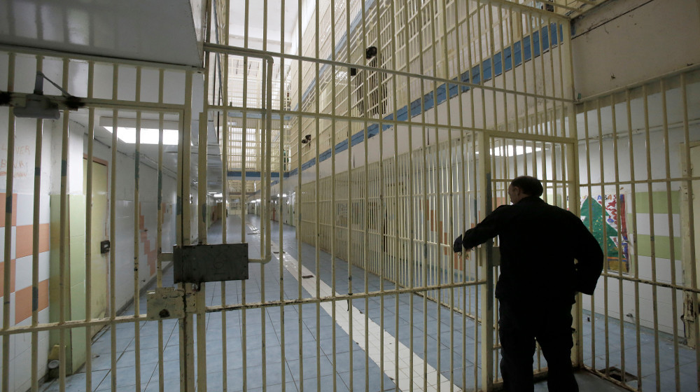 Φύλακας εκτελεί χρέη νοσηλευτή στις φυλακές Διαβατών
