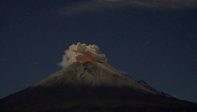Θεαματική έκρηξη ηφαιστείου με φόντο τα αστέρια [ΒΙΝΤΕΟ]