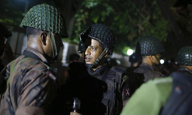 Μπαγκλαντές: Επίθεση ενόπλων σε εστιατόριο – Κρατούν ομήρους