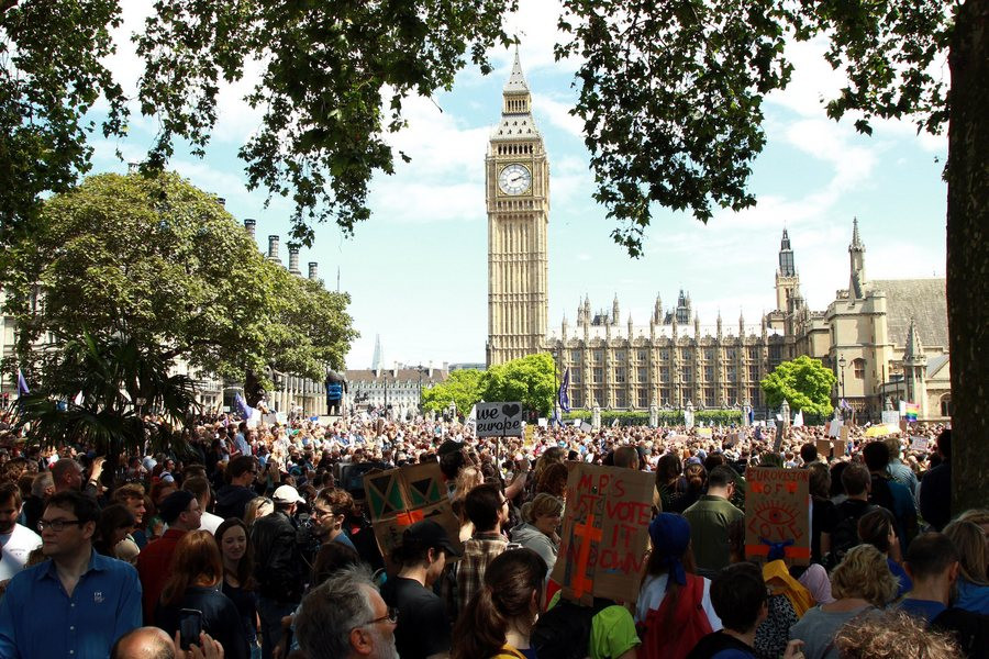 Χιλιάδες Βρετανοί «Μένουμε Ευρώπη» διαδήλωσαν κατά του Brexit [ΒΙΝΤΕΟ]