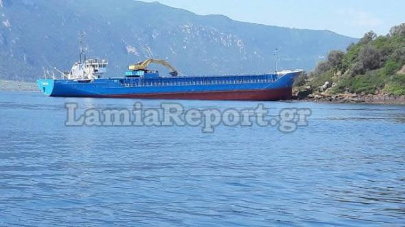 Λιχαδονήσια: Ρυμουλκήθηκε το πλοίο που… βγήκε στη στεριά [ΦΩΤΟΓΡΑΦΙΕΣ]