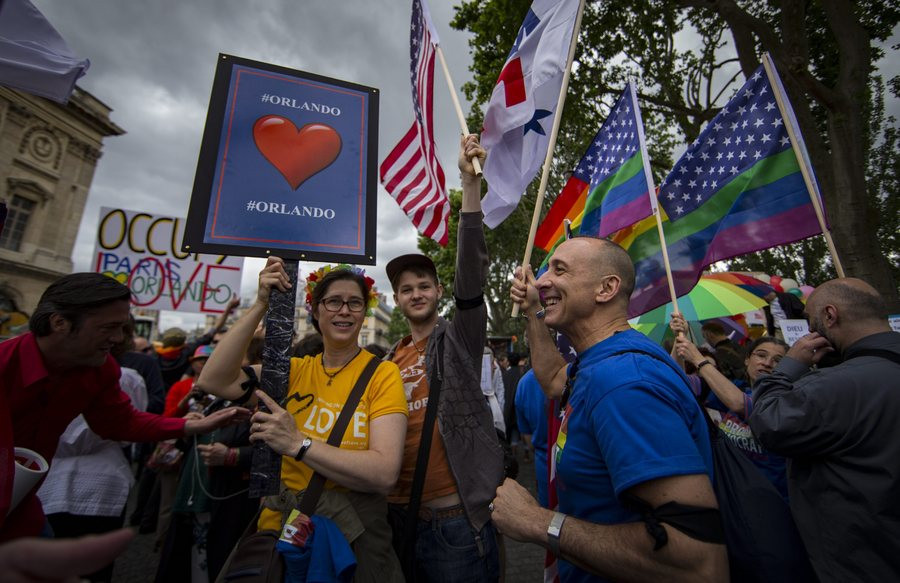 Στη μνήμη των θυμάτων του Ορλάντο το Gay Pride της Κολωνίας [ΦΩΤΟΓΡΑΦΙΕΣ]