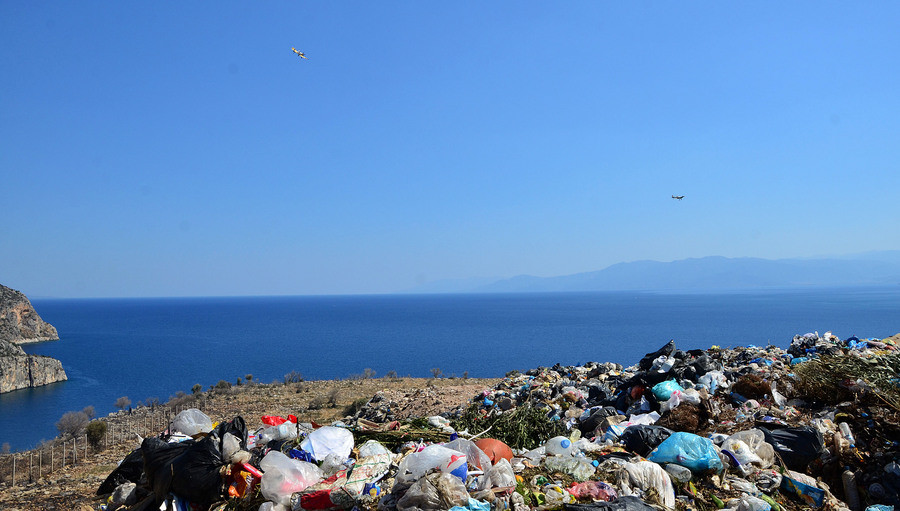 Πάνω από 13,5 τόνοι σκουπίδια μαζεύτηκαν από τις ελληνικές παραλίες