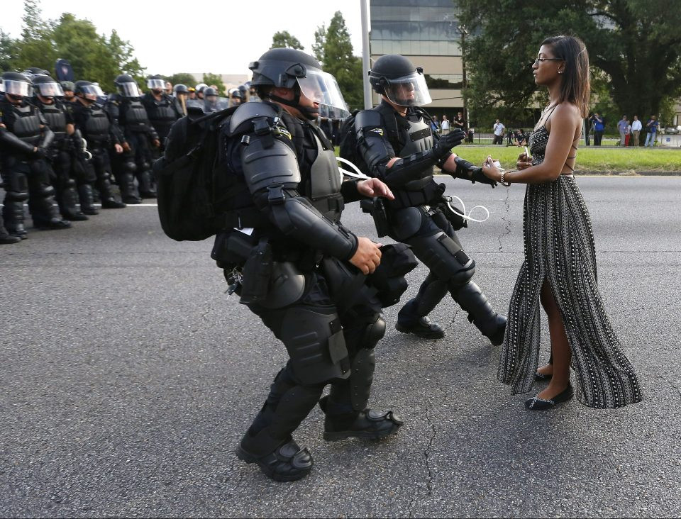 Η Αφροαμερικανίδα που πρόταξε το σώμα της απέναντι στην αστυνομική βία