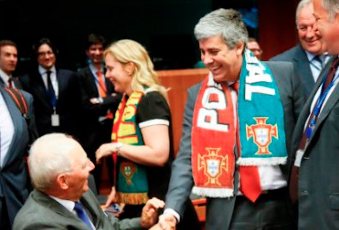 Με το κασκόλ της Εθνικής του Ομάδας ο Πορτογάλος ΥΠΟΙΚ στο Eurogroup