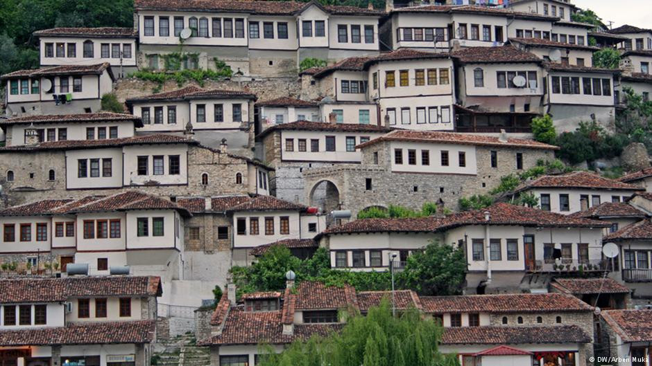 Όλο και περισσότεροι ξένοι αγοράζουν σπίτια στην Αλβανία