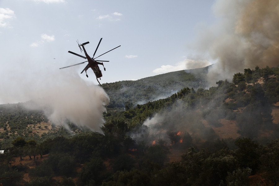 Πυρκαγιές σε εξέλιξη στη λίμνη του Μαραθώνα και στο Μαρμάρι Καρύστου