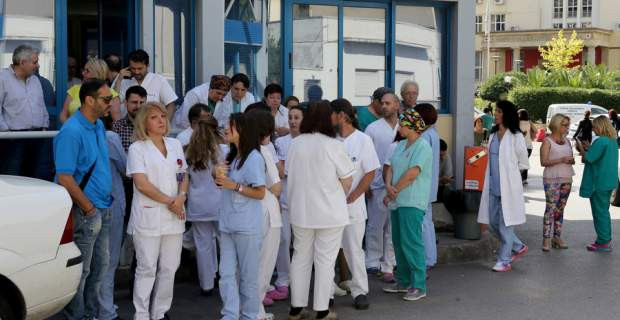 Έξω από το υπουργείο Υγείας εργαζόμενοι των νοσοκομείων της Αττικής