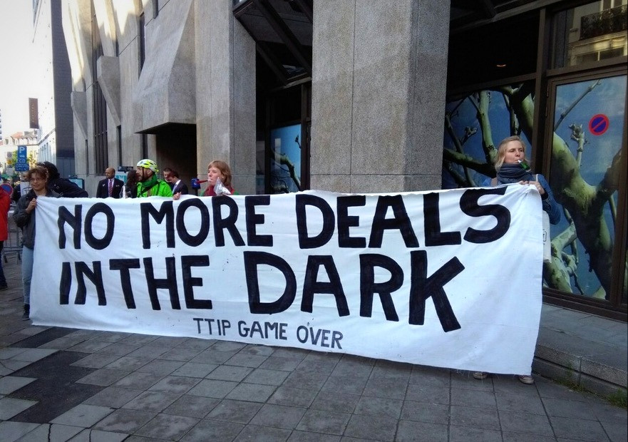 Βέλγοι ακτιβιστές μπλόκαραν τις διαπραγματεύσεις για την TTIP [ΦΩΤΟΓΡΑΦΙΕΣ]