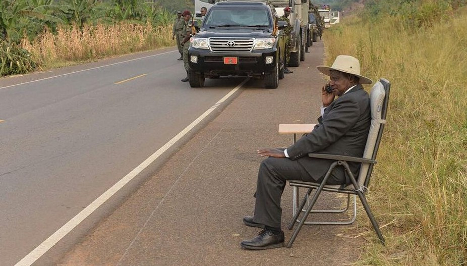 Ουγκάντα: Έστησαν γραφείο στο δρόμο… για να τηλεφωνήσει ο πρόεδρος της χώρας
