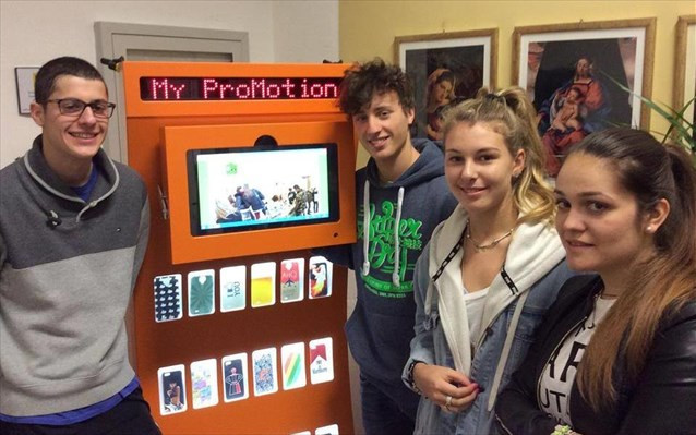 Σικελία: Μαθητές σχεδίασαν αυτόματη μηχανή που φτιάχνει θήκες κινητών ανακυκλώνοντας πλαστικά μπουκάλια