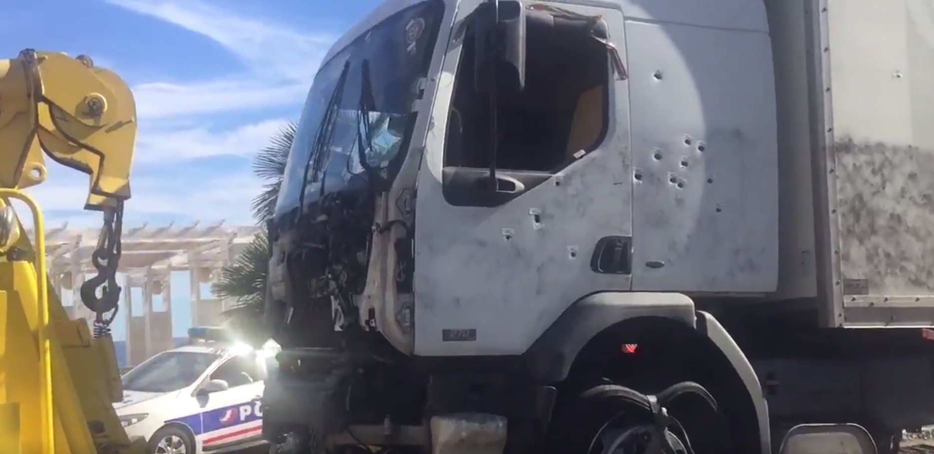 Το φορτηγό του δράστη της Νίκαιας διάτρητο από σφαίρες [ΒΙΝΤΕΟ]
