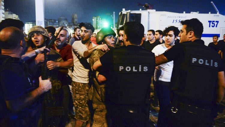 Πάνω από 2.800 οι συλλήψεις στρατιωτικών για το πραξικόπημα στην Τουρκία