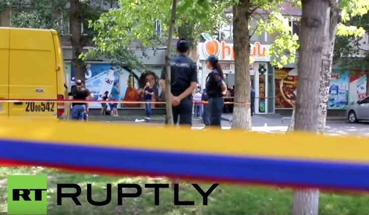 Εισβολή ενόπλων στο αρχηγείο της αστυνομίας στην Αρμενία: Κρατούν ομήρους [Βίντεο]